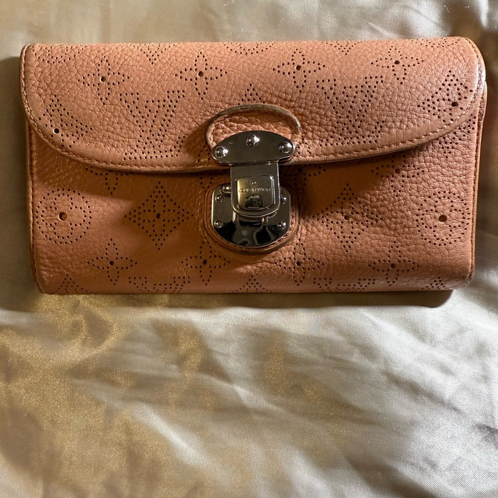 Louis Vuitton Mahina Leather Tri-fold wallet